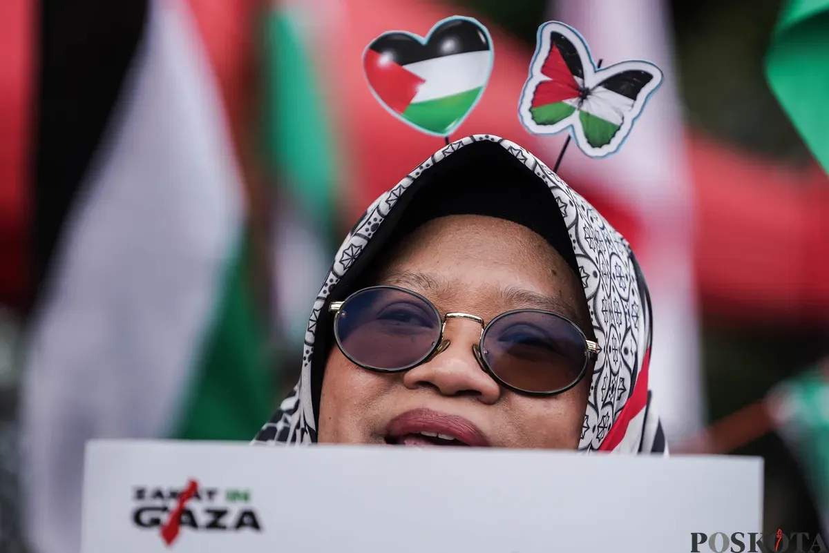Massa aksi menggelar solidaritas memperingati dua tahun genosida di Gaza, Palestina, di depan Kedutaan Besar Amerika Serikat, Jakarta, Selasa, 7 Oktober 2025. (Sumber: Poskota/Bilal Nugraha Ginanjar)