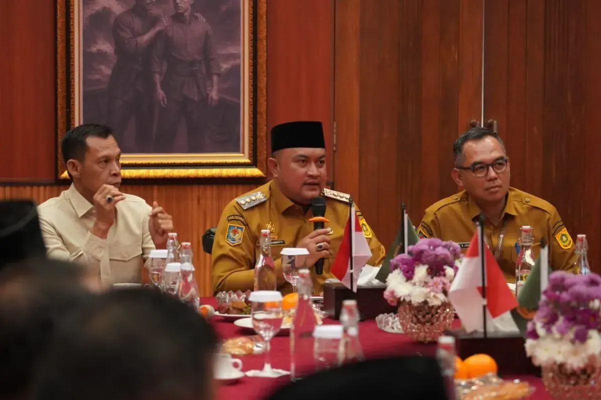 Bupati Bogor, Rudy Susmanto memimpin rapat perumusan program Satu Desa Satu Sarjana. (Sumber: Dok. Pemkab Bogor)