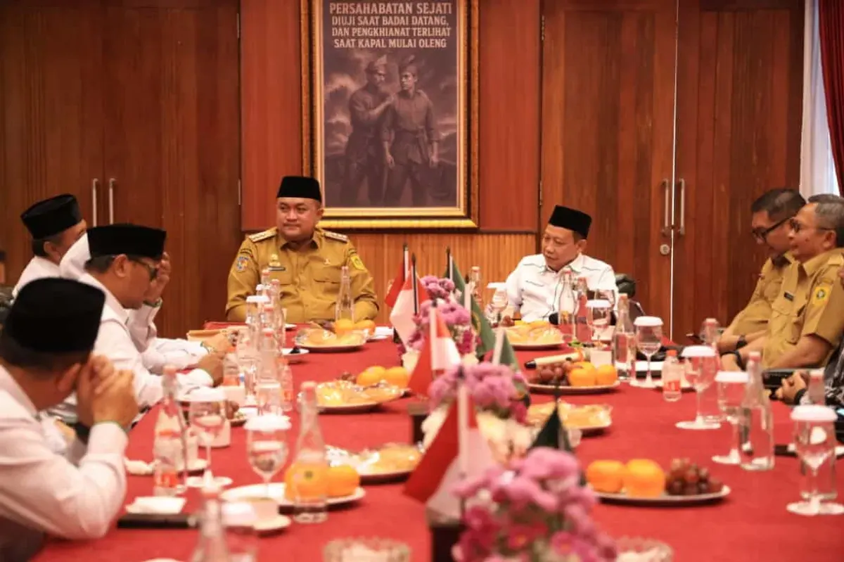 Bupati Bogor Rudy Susmanto melakukan audiensi dengan Dewan Pendidikan PGRI di Pendopo Bupati, Cibinong. (Sumber: Pemkab Bogor)