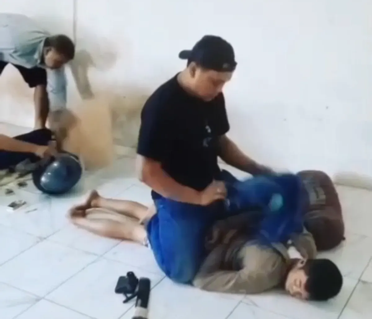 Tim Resmob saat meringkus dua pelaku curanmor lintas provinsi di mess sopir angkutan umum. (Sumber: Polres Serang)