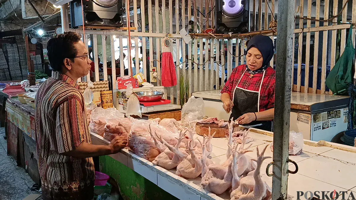 Imas, pedagang ayam di Pasar Baru Bekasi melayani pembeli di Pasar Baru, Bekasi Timur, Selasa 7 Oktober 2025. (Sumber: POSKOTA | Foto: Nurpini Aulia Rapika)