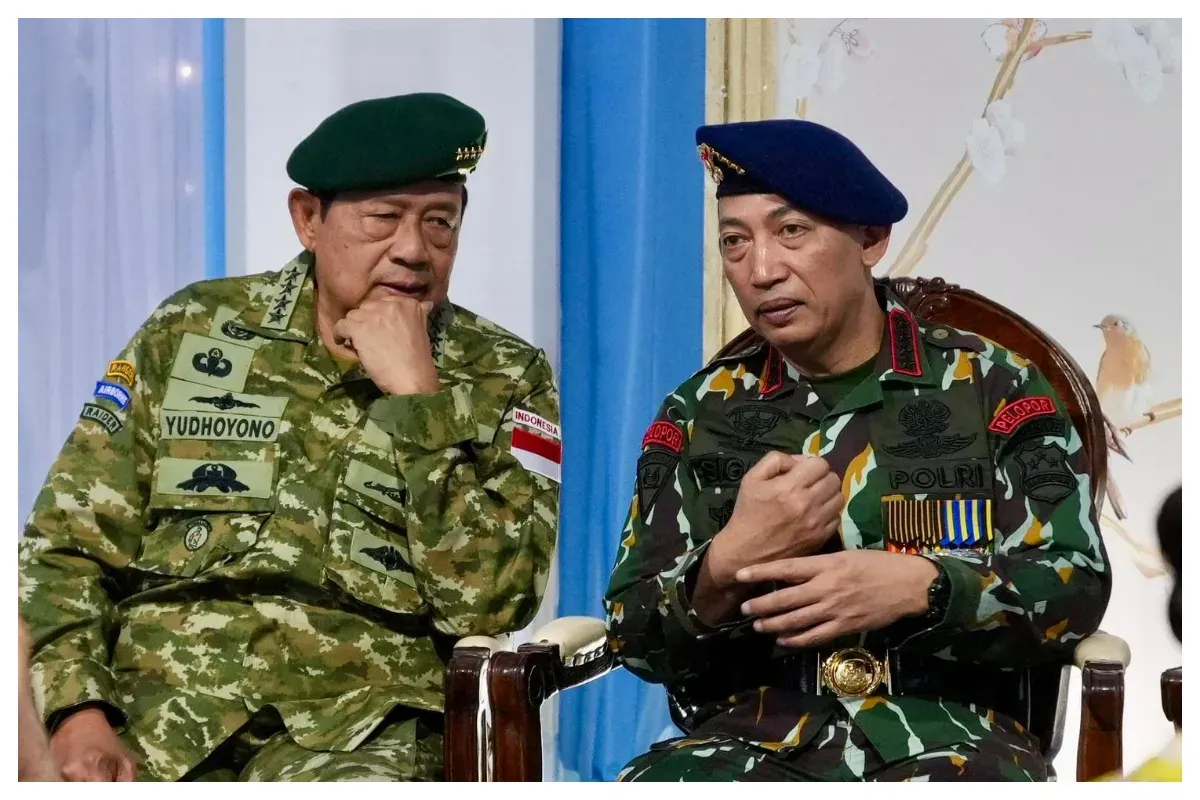 Viral video yang menampilkan Presiden ke-6 RI, Susilo Bambang Yudhoyono (SBY), seolah-olah melewatkan untuk menyalami Kapolri Jenderal Listyo Sigit Prabowo. (Sumber: X/@Hasbil_Lbs)