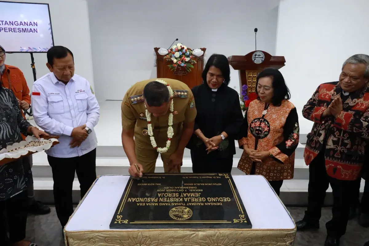 Wali Kota Bekasi, Tri Adhianto, saat meresmikan Gereja Kristen Pasundan (GKP) Jemaat Seroja di Kelurahan Harapan Jaya, Bekasi Utara, Selasa, 7 Oktober 2025. (Sumber: Dok. Pemkot Bekasi)