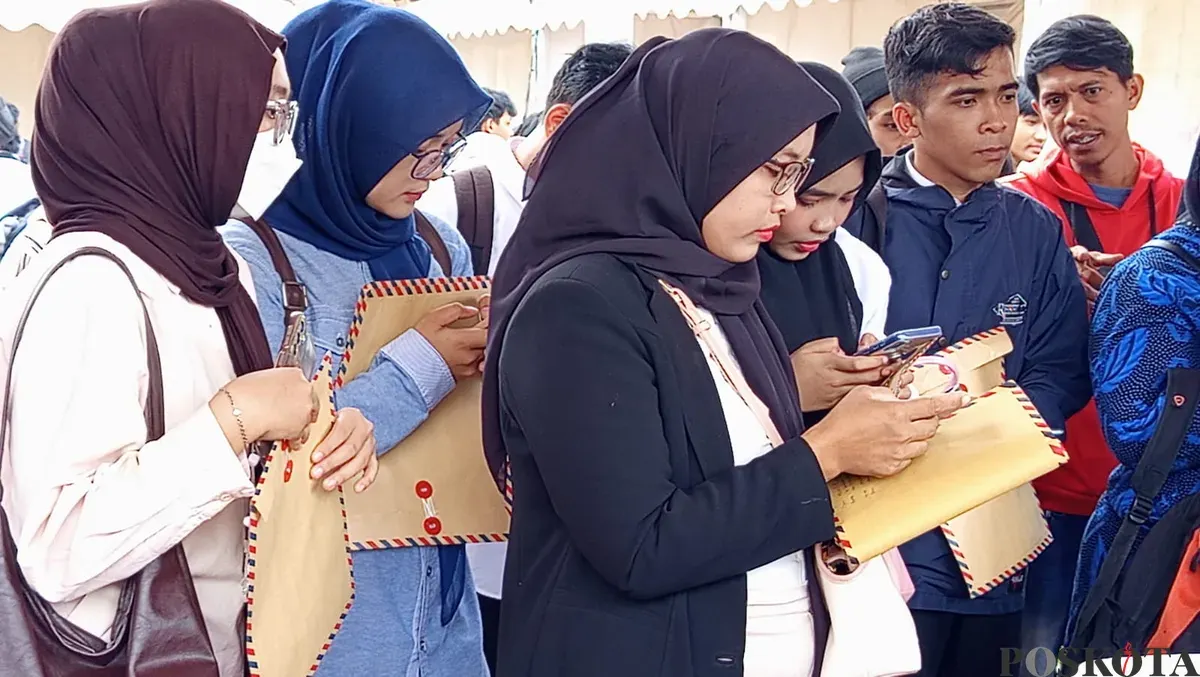 Beberapa pelamar mengikuti job fair di halaman Kantor Disnaker Kabupaten Pandeglang, Kelurahan Sukamanah, Kecamatan Kaduhejo, Selasa, 7 Oktober 2025. (Sumber: Poskota/Samsul Fatoni)