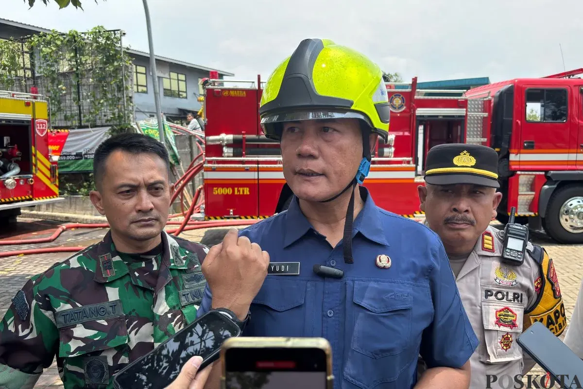 Kepala Dinas Damkar Kabupaten Bogor, Yudi Santosa memberikan keterangan pers terkait kebakaran pabrik bingkai di Cibinong, Kabupaten Bogor, Selasa, 7 Oktober 2025. (Sumber: Poskota/Giffar Rivana)