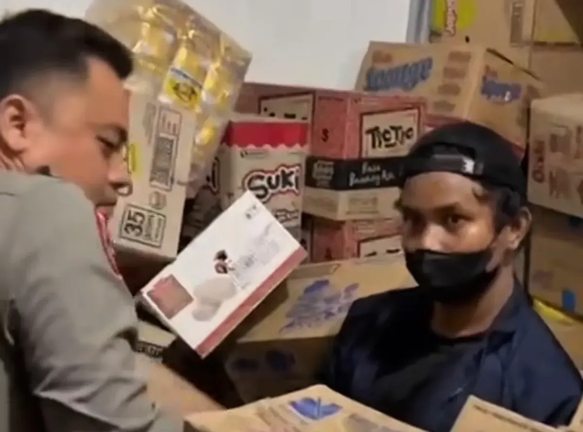 Tangkap layar petugas menangkap maling yang ngumpet di gudang toko kelontong di Sukaraja, Kabupaten Bogor.