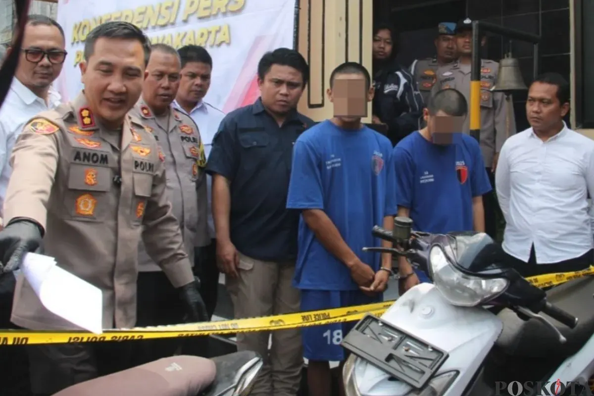 Kapolres Purwakarta, AKBP I Dewa Putu Gede Anom memperlihatkan barang bukti sepeda motor hasil curian, Selasa, 7 Oktober 2025. (Sumber: Poskota/Dadan Sukmana)