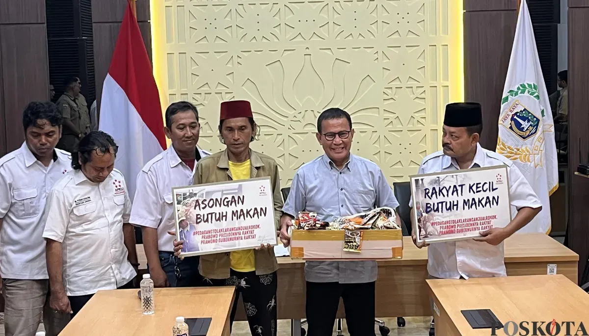 Fraksi PDI Perjuangan DPRD Jakarta menerima audiensi pedagang yang menolak pasal-pasal pelarangan penjualan pada Raperda KTR, Selasa, 7 Oktober 2025. (Sumber: POSKOTA | Foto: Pandi Ramedhan)