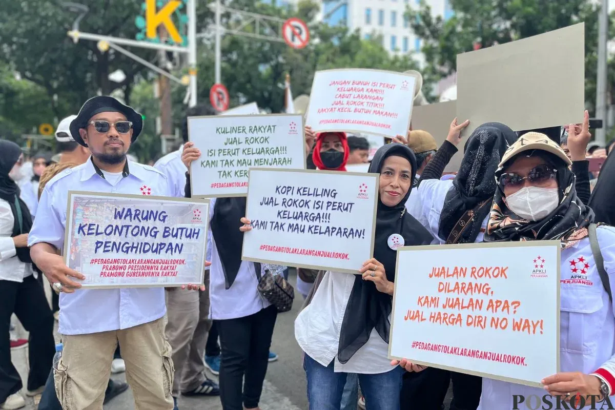 Pedaegang berunjuk rasa di depan gedung DPRD Jakarta, Jalan Kebon Sirih, Gambir, Jakarta Pusat, Selasa, 7 Oktober 2025. (Sumber: Poskota/Pandi Ramedhan)