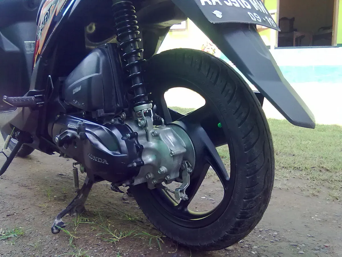 Ulasan lengkap rekomendasi merek dan ukuran shock terbaik untuk Honda BeAT mulai dari 300 mm hingga 330 mm. (Sumber: Planet Ban)