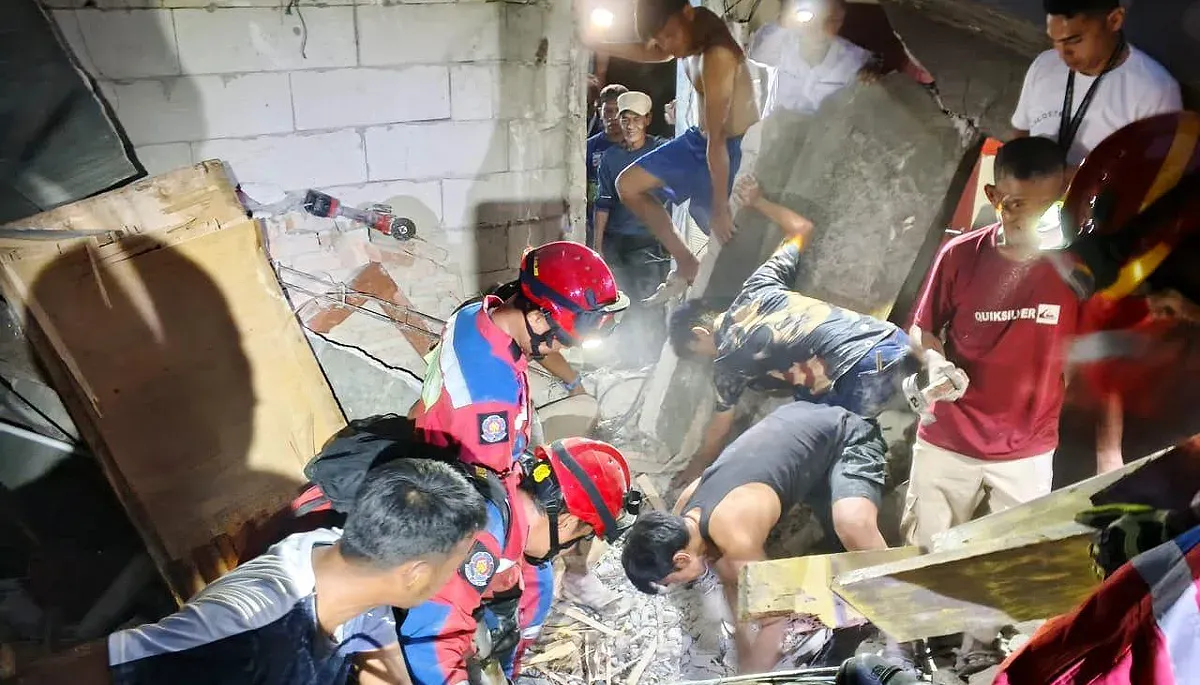 Situasi saat petugas melakukan evakuasi korban tertimpa bangunan runtuh di Jalan Budi Mulia Gang 7, Pademangan, Jakarta Utara. (Sumber: Damkar Jakut)
