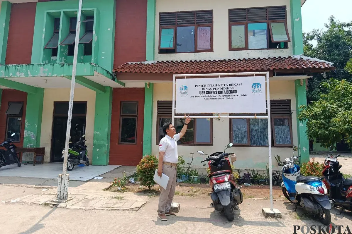 Plh USB SMP 62 Kota Bekasi, Deni Permadi saat ditemui di lokasi, Rabu, 8 Oktober 2025. (Sumber: Poskota/Nurpini Aulia Rapika)