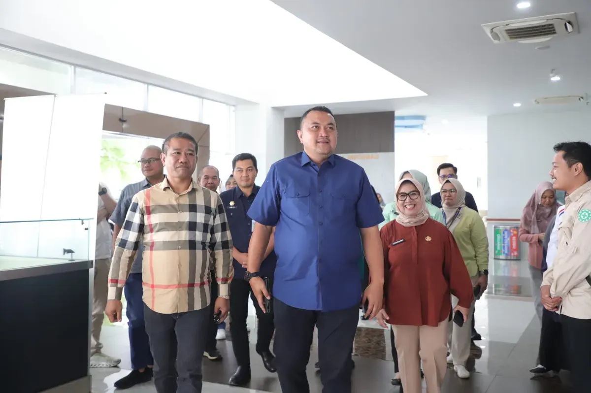 Bupati Bogor Rudy Susmanto meninjau Klinik Utama Rawat Jalan Parung. (Sumber: Pemkab Bogor)