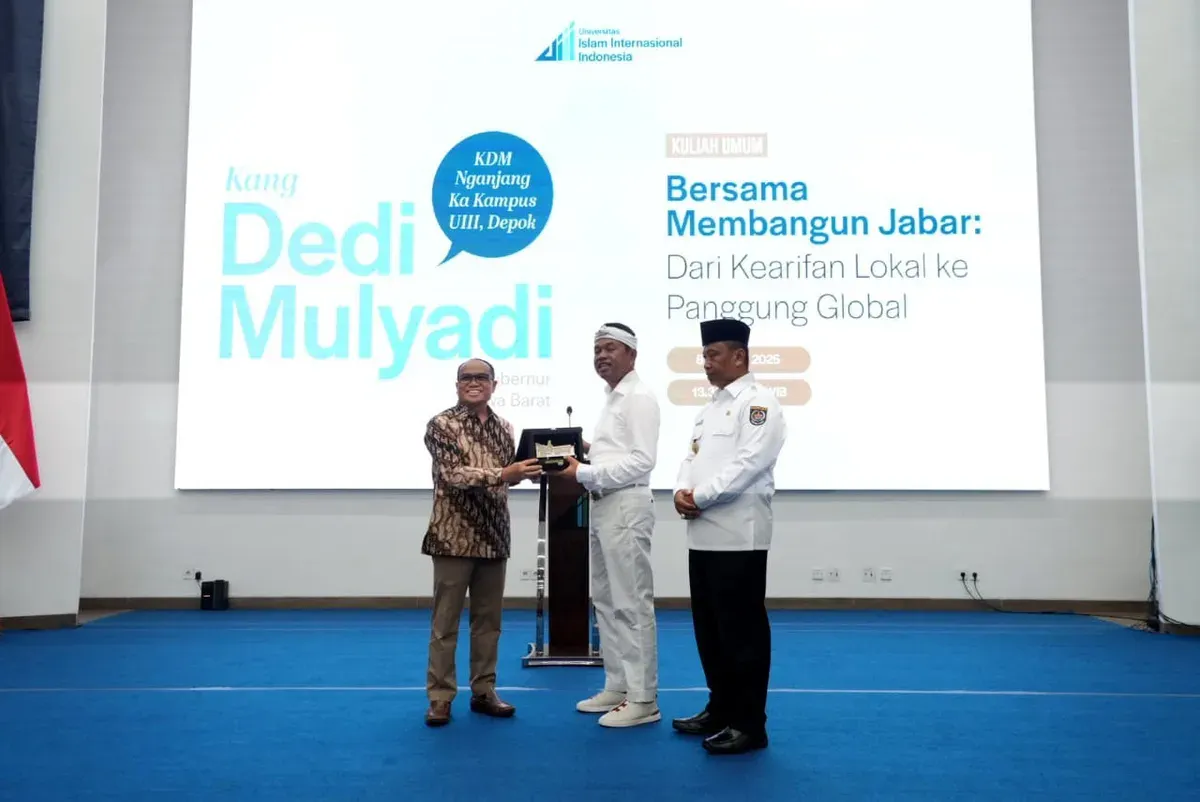 Gubernur Jawa Barat, KDM bersama Wali Kota Depok, Supian Suri menghadiri acara di Kampus UIII Kota Depok. (Sumber: Humas Jabar)