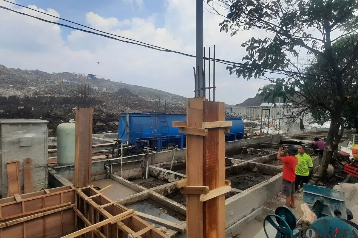 Gunungan sampah di zona tiga TPA Sumur Batu, Kecamatan Bantar Gebang, Kota Bekasi, rawan longosr, Rabu, 8 Oktober 2025. (Sumber: Poskota/Nurpini Aulia Rapika)