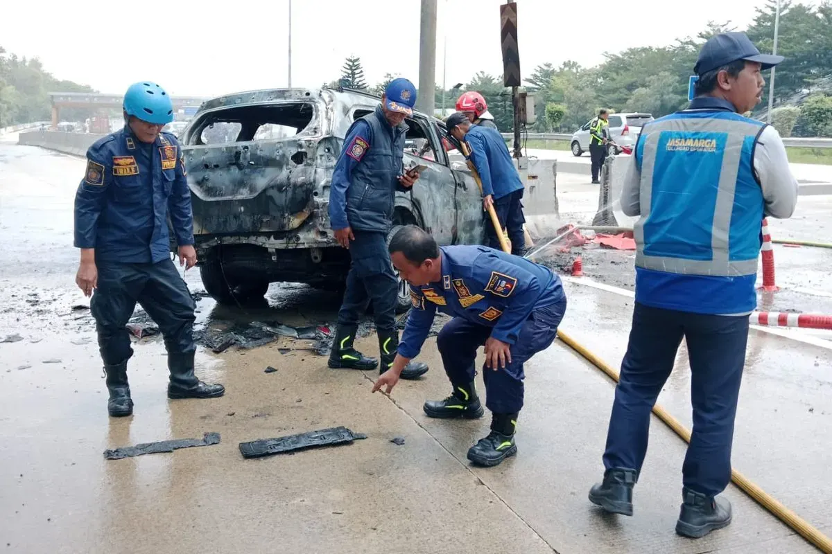 Petugas memadamkan mobil yang terbakar seusai menabrak pembatas jalan di KM 41 Tol Ciawi, Kota Bogor, Rabu, 8 Oktober 2025. (Sumber: Dok. Damkar Kota Bogor)