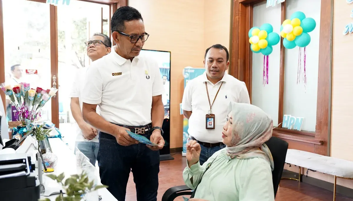 General Manager PLN UID Jakarta Raya, Moch. Andy Adchaminoerdin, berdialog dengan pelanggan yang berbagi pengalaman menggunakan aplikasi PLN Mobile. (Sumber: Dok. PLN UID Jakarta)