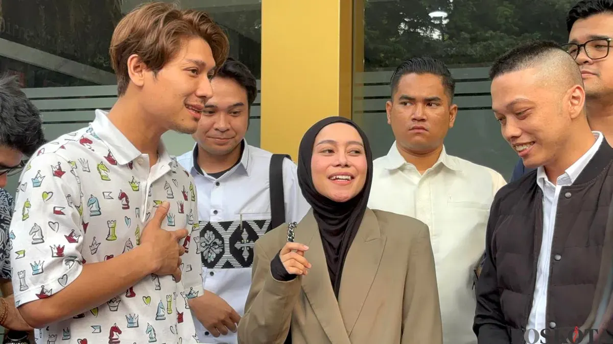 Pedangdut Lesti Kejora didampingi suaminya, Rizky Billar (kiri), seusai memenuhi panggilan penyidik Ditreskrimsus Polda Metro Jaya, Jakarta Selatan, Rabu, 8 Oktober 2025. (Sumber: POSKOTA | Foto: Ali Mansur)