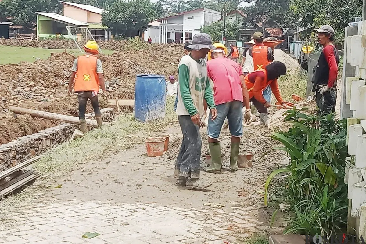 Sejumlah pekerja sedang menjalankan pembangunan Alun-Alun Pagelaran, Kecamatan Pagelaran, Kabupaten Pandeglang. (Sumber: Poskota/Samsul Fatoni)