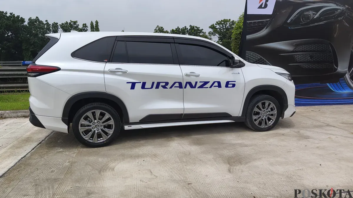 Penurunan penjualan mobil ikut mempengaruhi penjualan ban di Indonesia. (Sumber: POSKOTA | Foto: Erwan Hartawan)