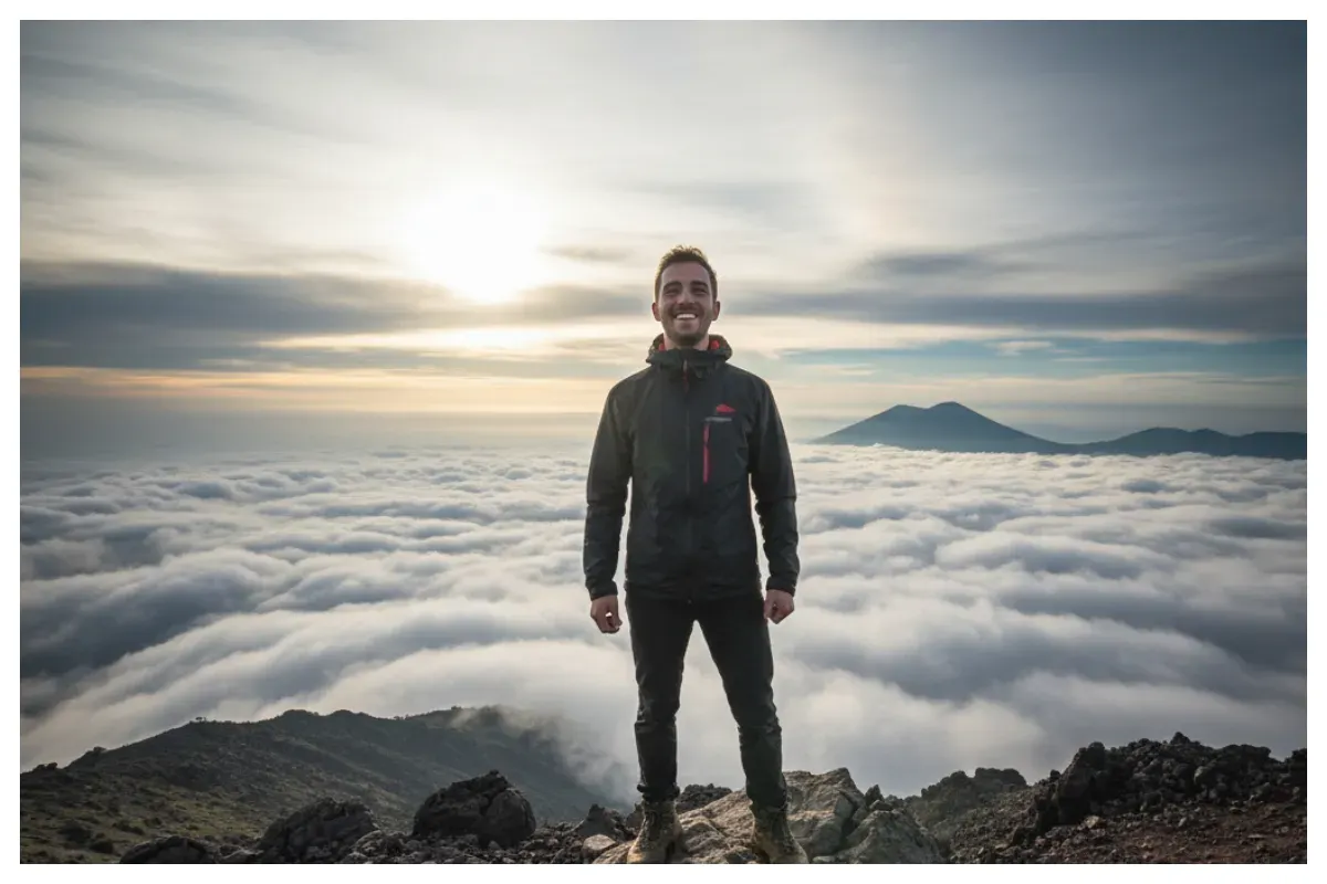 Hasil edit prompt Gemini AI foto cowok keren di puncak Seven Summit Indonesia ala documenter National Geographic. (Sumber: Freepik/pressfoto)