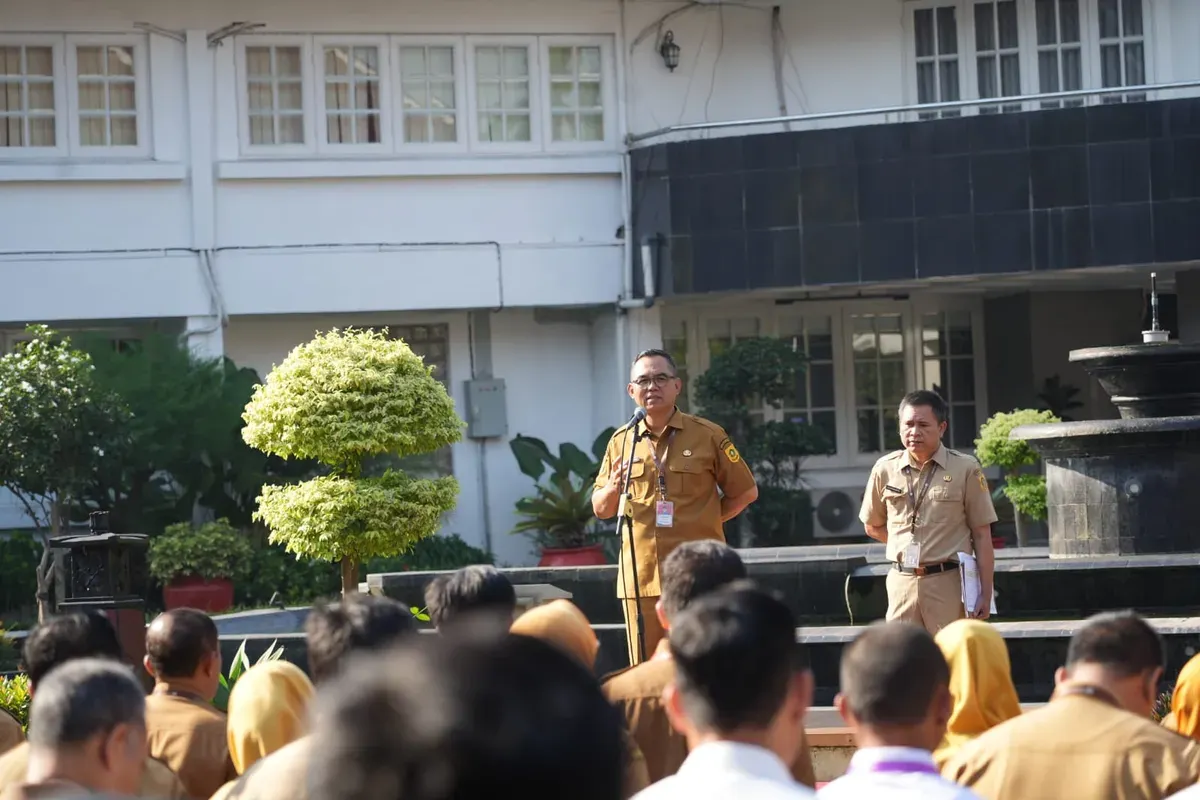 Sekda Kabupaten Bogor, Ajat Rochmat Jatnika memimpin apel di halaman Setda, Cibinong. (Sumber: Pemkab Bogor)
