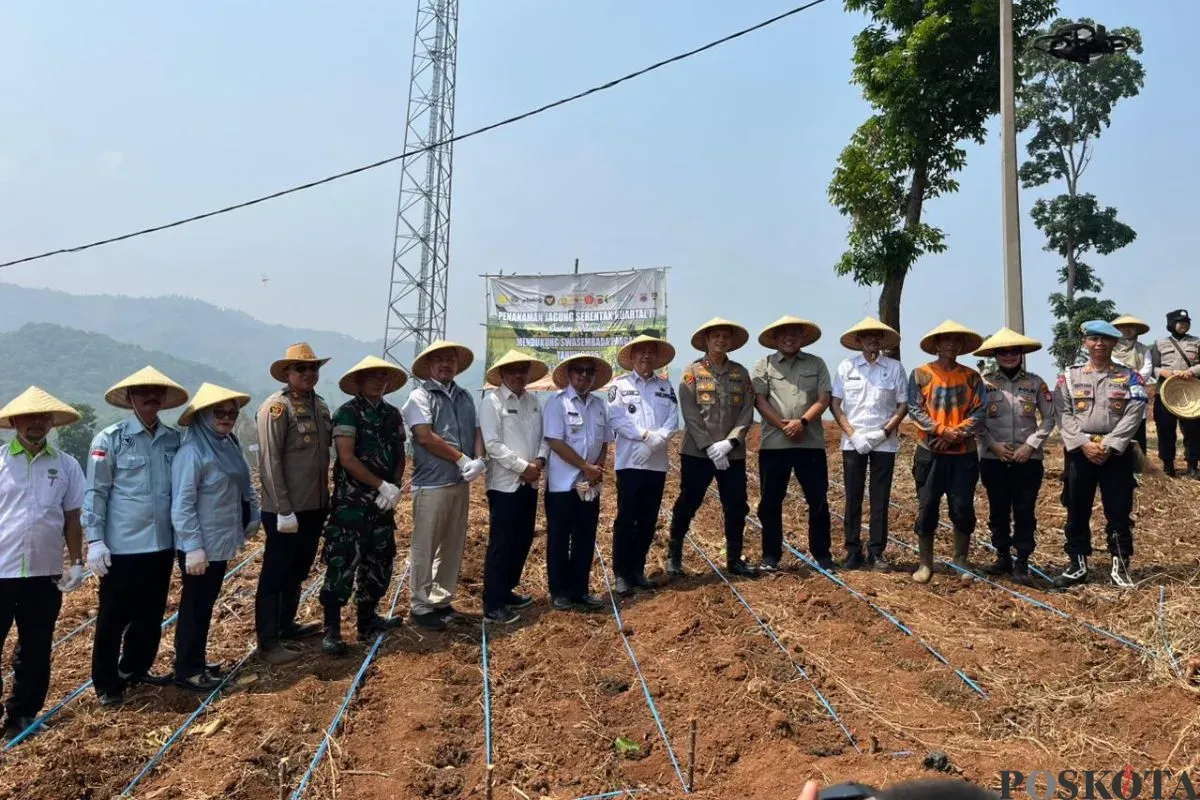Polres Cimahi melaksanakan kegiatan penanaman jagung serentak kuartal IV tahun 2025 di Kampung Cimenteng, Desa Kanangasari, Kecamatan Cikalongwetan, Kabupaten Bandung Barat, Rabu, 8 Oktober 2025. (Sumber: Poskota/Gatot Poedji Utomo)
