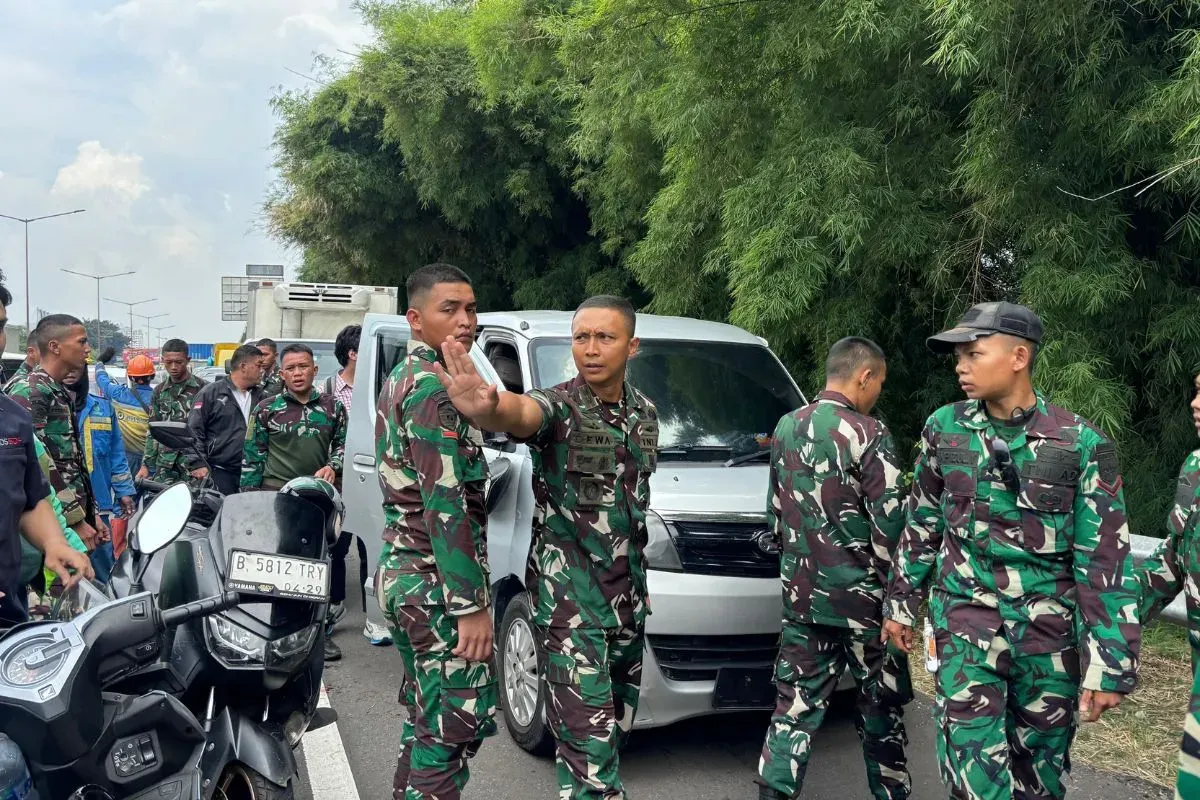 Prajurit TNI menggagalkan pelarian dua terduga begal dan penabrak lari di ruas Tol Kebon Jeruk KM 5, Jakarta Barat, Selasa, 7 Oktober 2025. (Sumber: Dok. Dispenad)