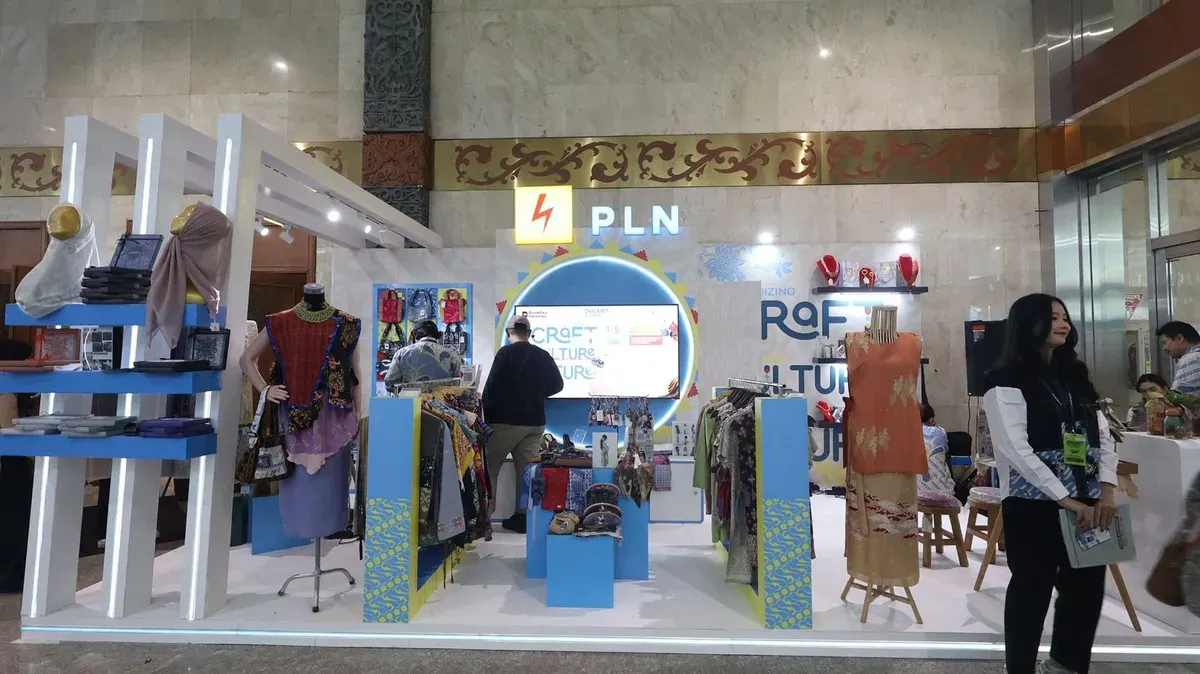 Booth UMKM binaan PLN UID Jakarta Raya menjadi pusat perhatian pengunjung dalam pameran INACRAFT yang digelar dari 1-5 Oktober 2025 di JICC. (Sumber: Dok. PLN UID Jakarta Raya)