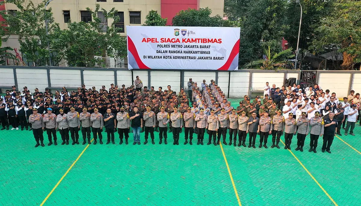 Polres Metro Jakarta Barat menggelar apel siaga kamtibmas bersama unsur Potmas di Lapangan Hijau Polres Metro Jakarta Barat, Kamis, 9 Oktober 2025. (Sumber: Dok Humas Polres Jakbar)