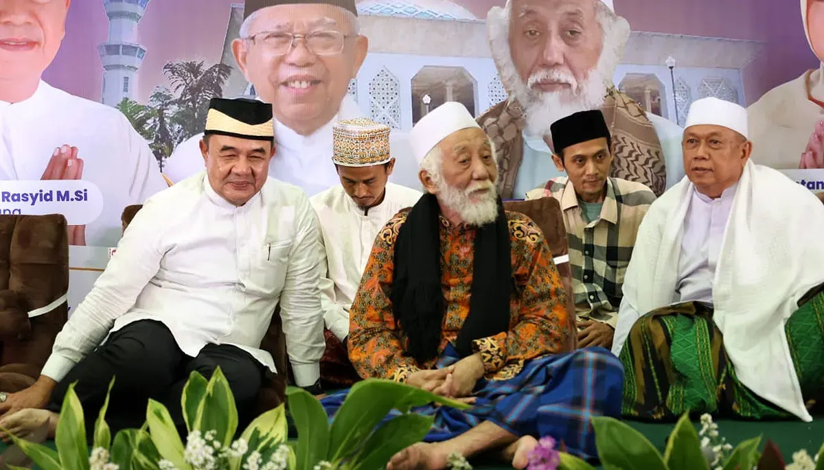 Sekda Kabupaten Tangerang, Soma Atmaja bersama Abuya Muhtadi (tengah), dan Ketua MUI Kabupaten Tangerang, KH Uwes Nawawi (kanan) saat acara doa bersama di Masjid Al-Amjad, Kamis, 9 Oktober 2025. (Sumber: Istimewa)