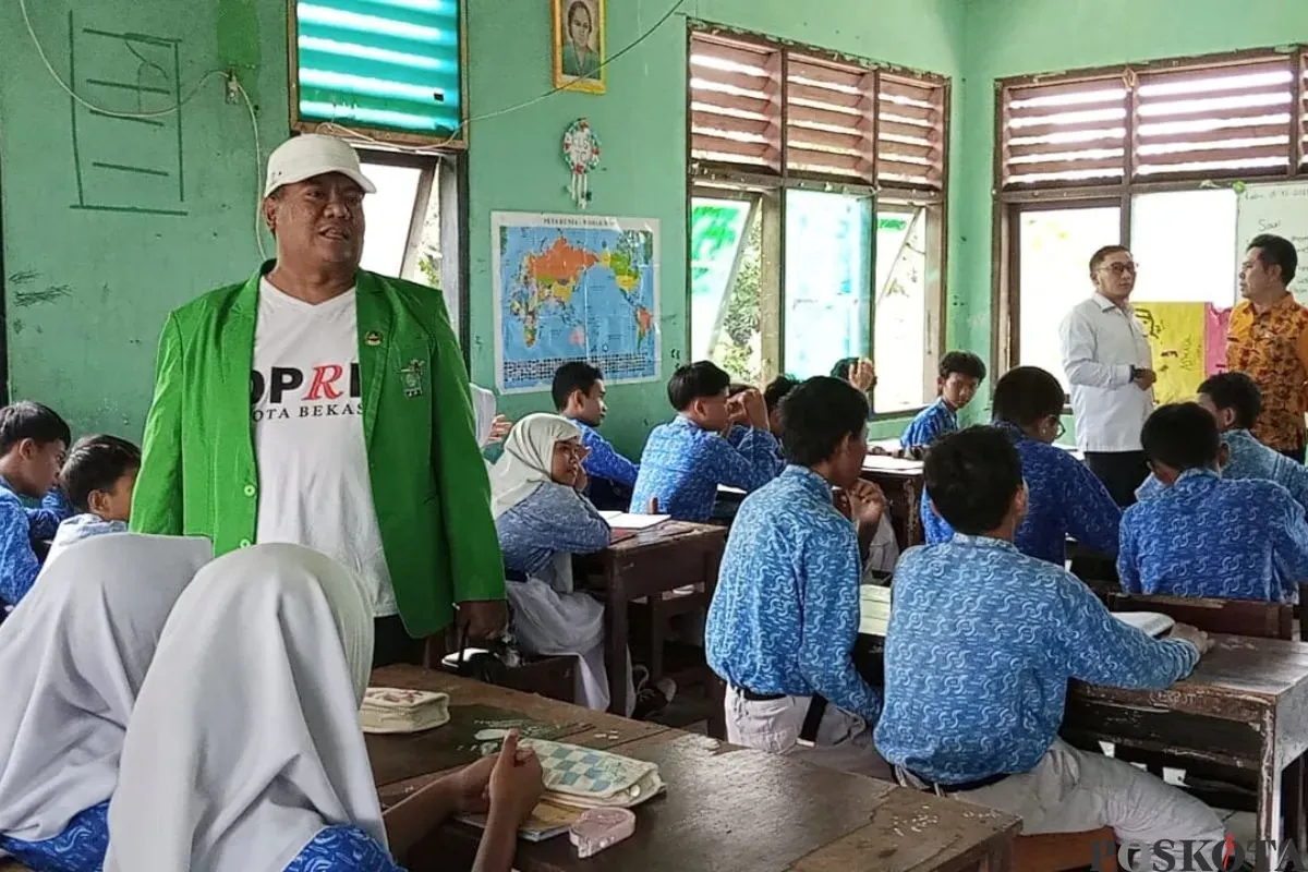 Anggota Komisi IV DPRD Kota Bekasi meninjau ruang kelas di USB SMP 62 Kota Bekasi yang rusak, Kamis, 9 Oktober 2025. (Sumber: Poskota/Nurpini Aulia Rapika)