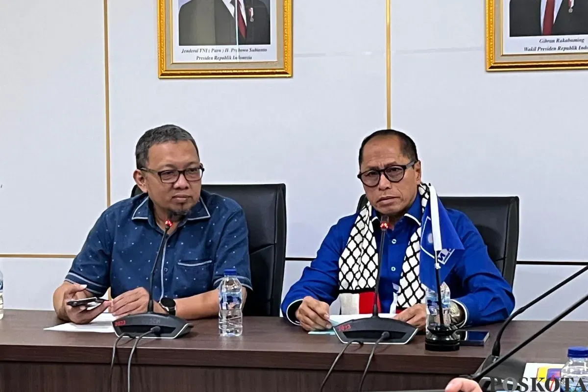 Ketua Fraksi PAN DPRD Jakarta, Husen saat menyampaikan pernyataan kepada awak media di Gedung DPRD Jakarta, Kamis, 9 Oktober 2025. (Sumber: Poskota/M. Tegar Jihad)
