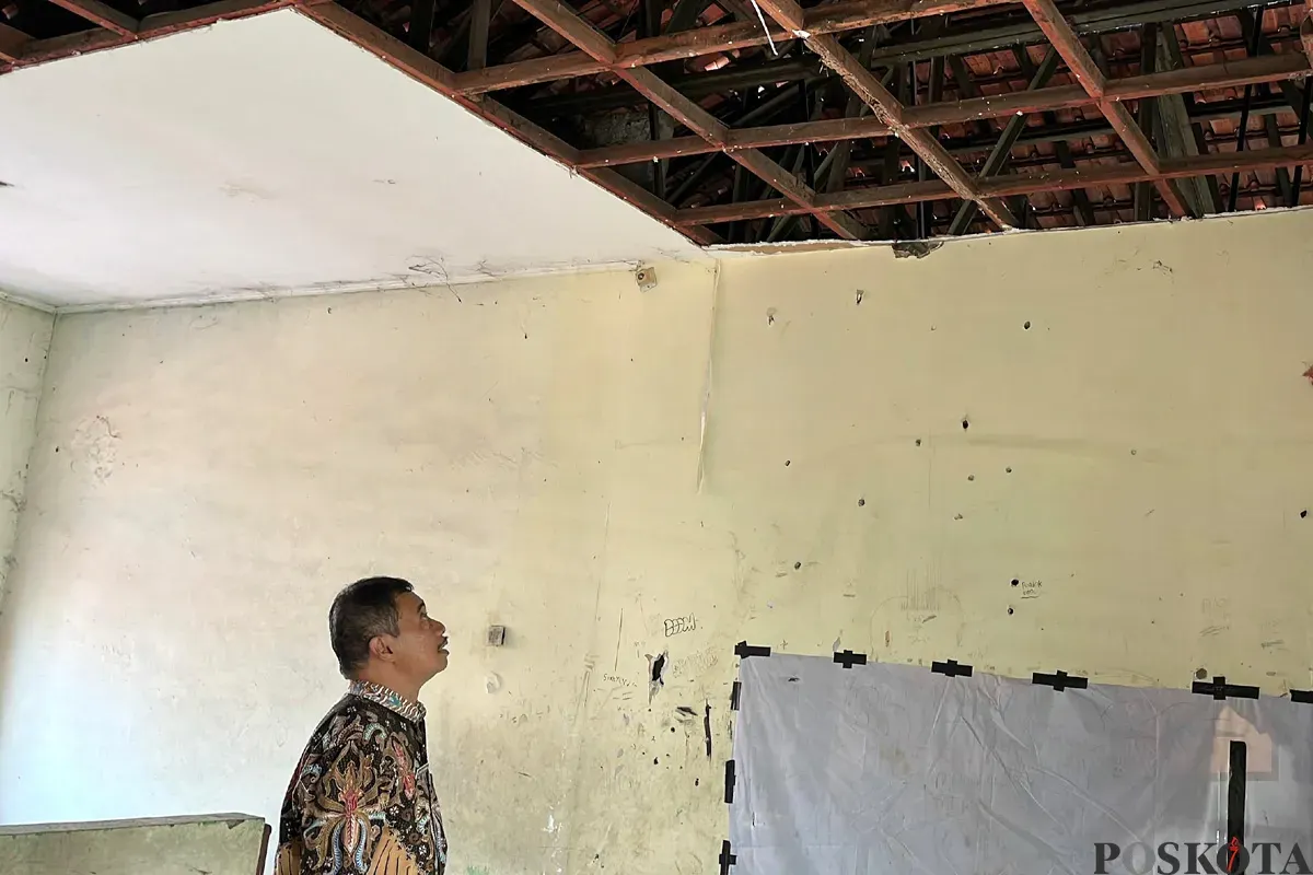 Kadisdik Kota Bekasi, Alexander Zulkarnain, meninjau bangunan USB SMP 62 Kota Bekasi di Medan Satria, Kamis 9 Oktober 2025. (Sumber: POSKOTA | Foto: Nurpini Aulia Rapika)
