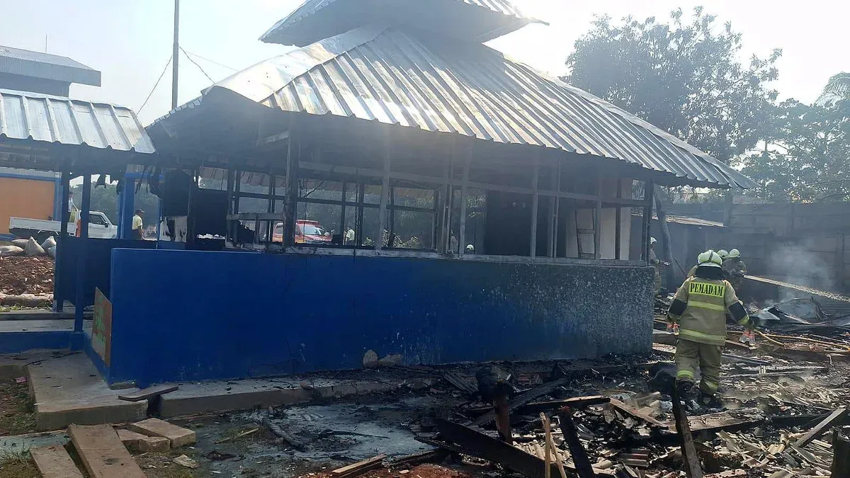 Petugas melakukan pendinginan di lokasi kebakaran rumah bedeng di kawasan Kelapa Gading, Jakarta Utara, Kamis, 9 Oktober 2025. (Sumber: Damkar Jakut)
