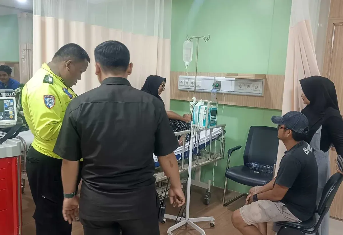 Petugas Unit Gakkum Satlantas Polres Serang saat mendata korban lakalantas di RS Hermina Ciruas. (Sumber: Unit Gakkum Satlantas Polres Serang)