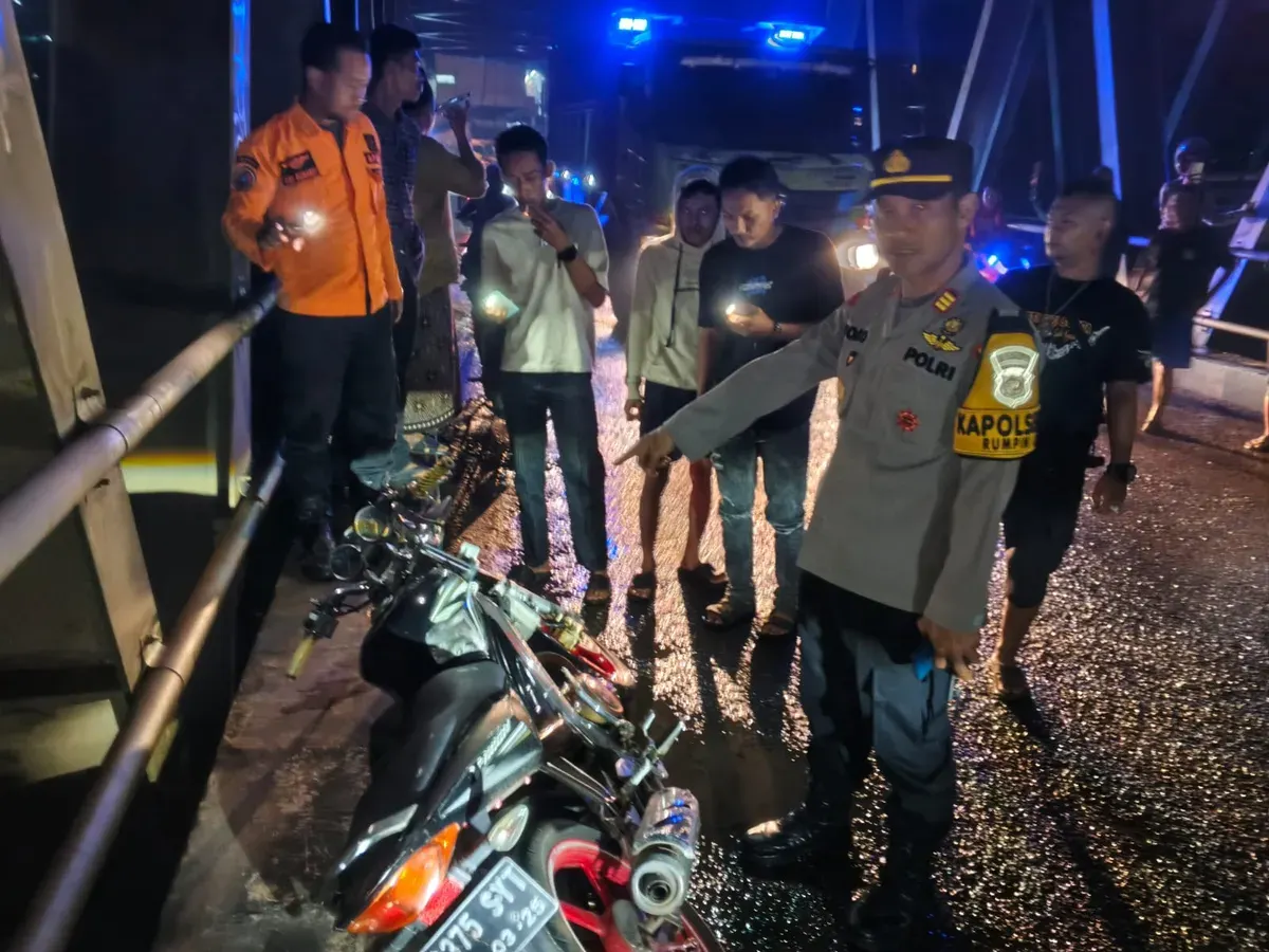 Polisi menunjukkan motor yang ditinggalkan pria tanpa identitas itu sebelum melompat ke Sungai Cisadane, Kabupaten Bogor. (Sumber: Polsek Rumpin)