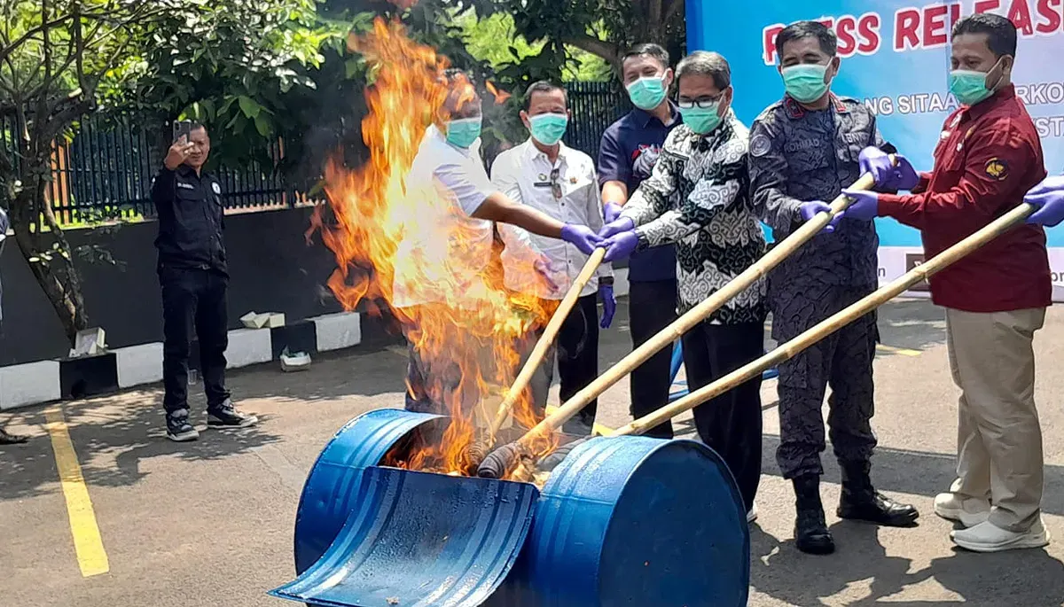 Kepala BNN Banten Brigjen Polisi Rohmad Nursahid memimpin pemusnahan 2 kg ganja. (Sumber: Dok. BNN Banten)