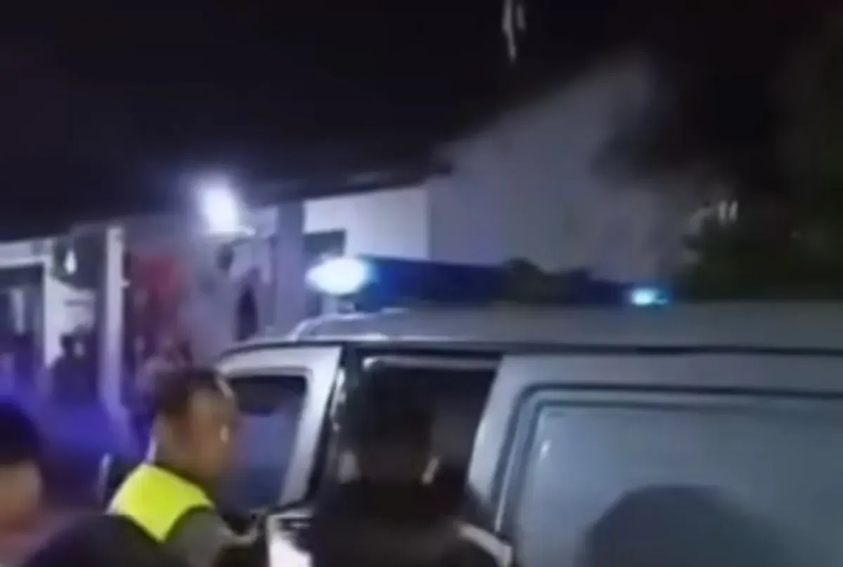 Petugas Polsek Bojongsari mengamankan seorang pria yang diduga mencuri tas berisi uang dan ponsel di wilayah Serua, Bojongsari, Kota Depok, Rabu, 8 Oktober 2025, malam. (Sumber: @sawangan_info)