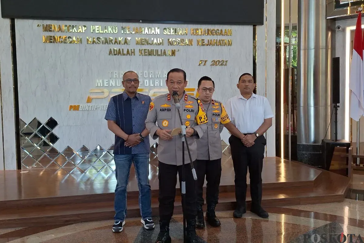 Kapolda Metro Jaya, Inspektur Jenderal Polisi Asep Edi Suheri, saat memberikan keterangan di Polda Metro Jaya, Jakarta Selatan, Kamis, 9 Oktober 2025. (Sumber: Poskota/Ali Mansur)