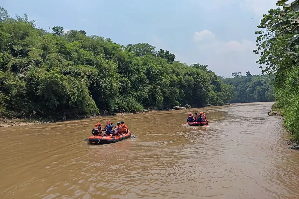 Tim SAR menyisir Sungai Cisadane, Rumpin, Kabupaten Bogor, dalam pencarian seorang pria, Kamis, 9 Oktober 2025. (Sumber: Dok. Polsek Rumpin)