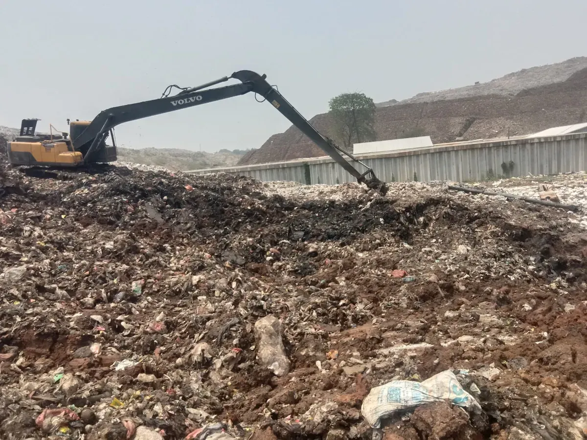 Alat berat dikerahkan Dinas Lingkungan Hidup (DLH) Kota Bekasi untuk merapikan timbunan sampah yang longsor di Tempat Pembuangan Akhir (TPA) Sumurbatu, Bantar Gebang, Kamis 9 Oktober 2025. (Sumber: DLH Kota Bekasi)