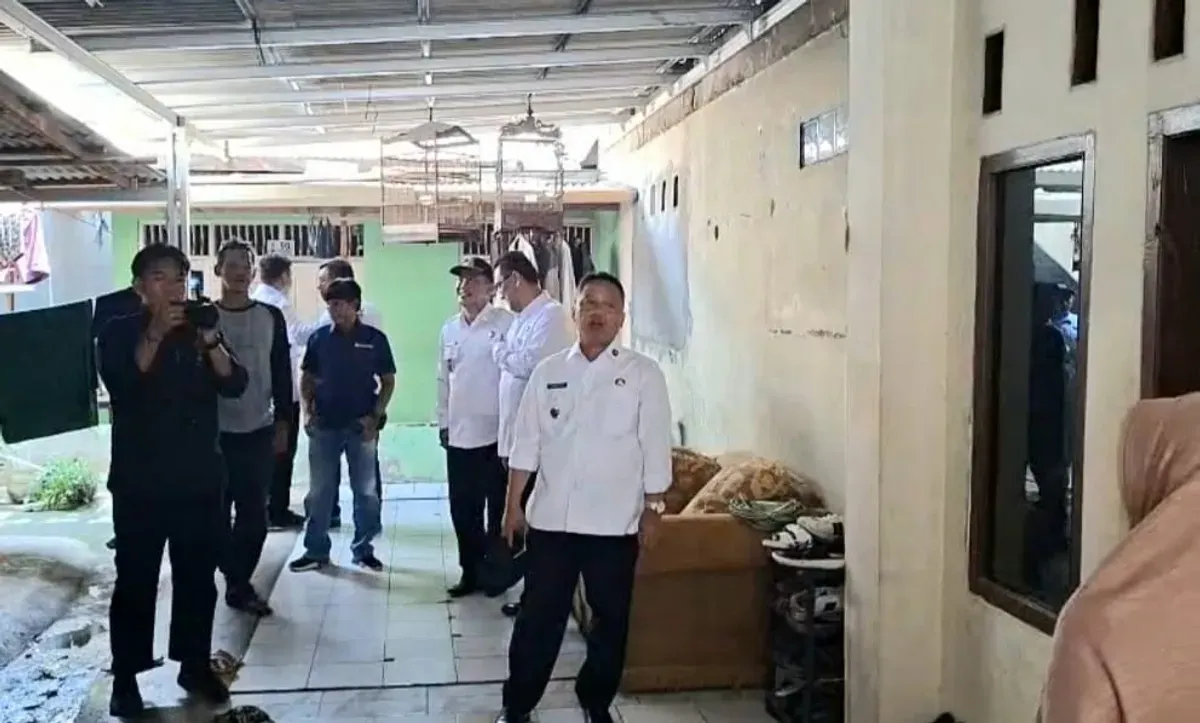 Wali Kota Depok Supian Suri mengunjungi salah satu rumah yang terkena angin puting beliung di daerah RT 04 RW 09, Kelurahan Grogol, Kecamatan Limo, Kota Depok. (Sumber: Istimewa)