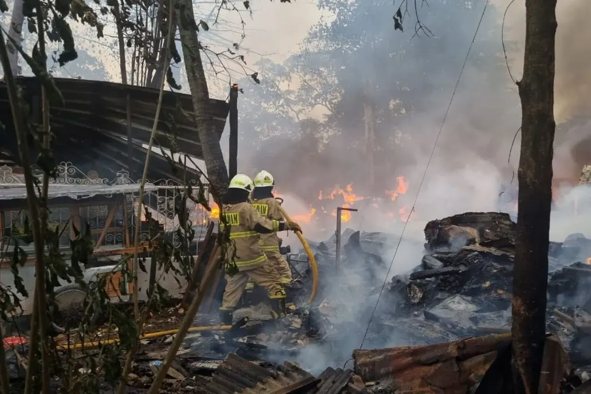 Lapak barang bekas di Jalan Pengadegan Timur III RT 11 RW 01, Kelurahan Pengadegan, Kecamatan Pancoran, Jakarta Selatan, ludes terbakar, Jumat, 10 Oktober 2025. (Sumber: Dok. Istimewa)