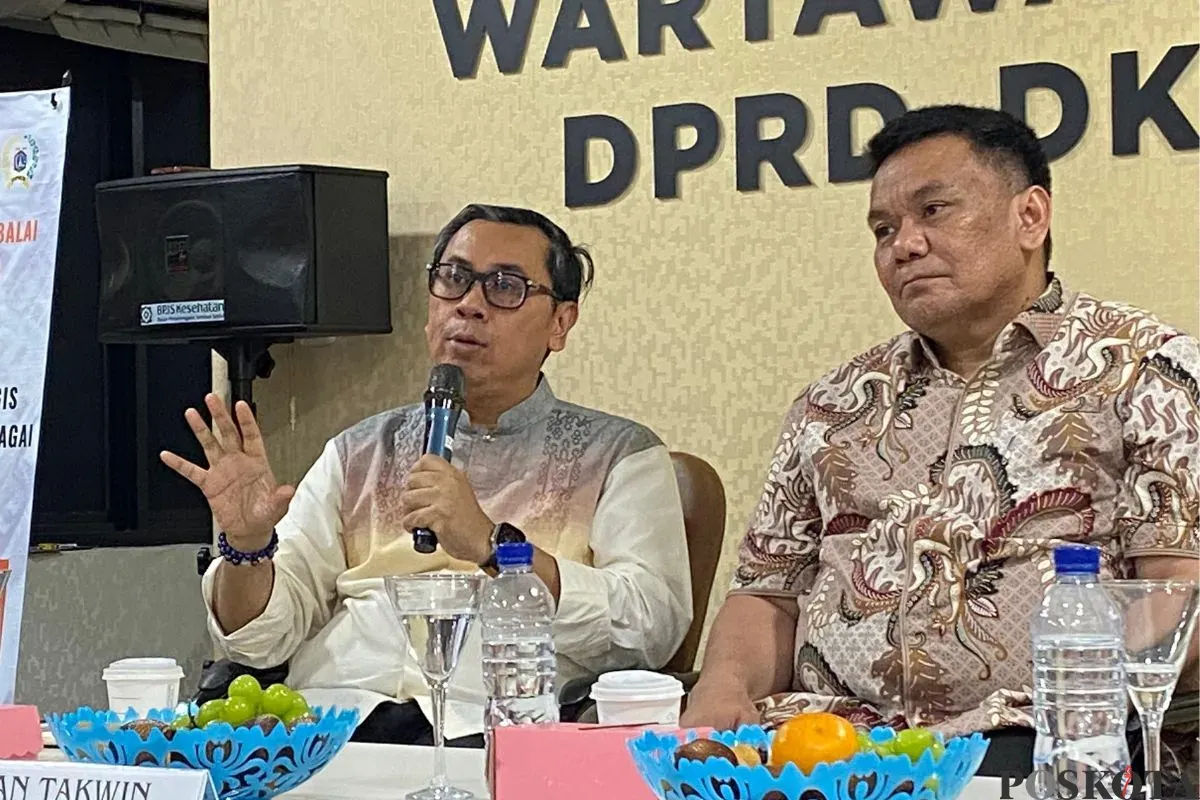 Staf Khusus Gubernur Jakarta, Yustinus Prastowo saat memberikan keterangan kepada awak media di Balai Kota Jakarta, Jumat, 10 Oktober 2025. (Sumber: Poskota/M. Tegar Jihad)