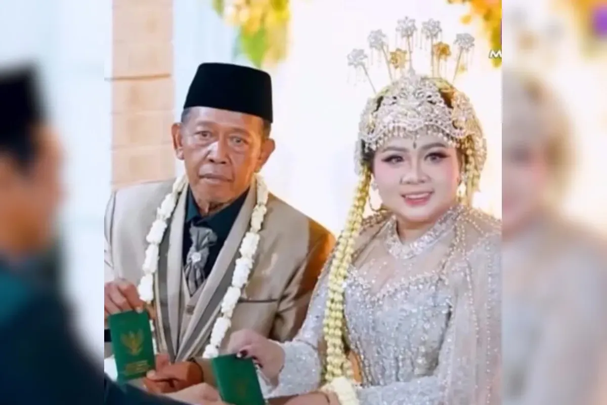 Momen akad nikah Tarman (74) dan Shela Arika (24) di Desa Jeruk, Pacitan, yang viral karena mahar berupa cek senilai Rp 3 miliar. (Sumber: Instagram)