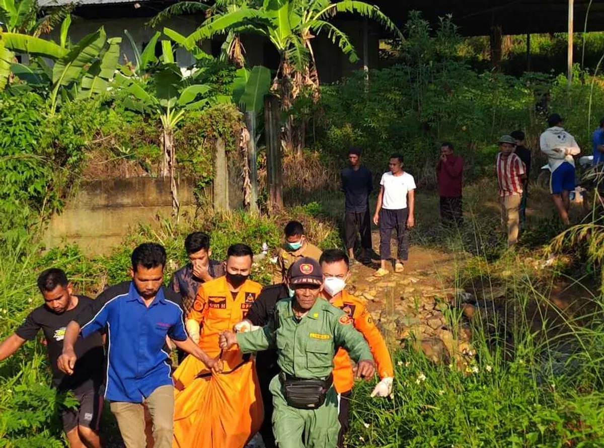 Petugas BPBD dan warga mengevakuasi jasad O, warga Citeureup yang hilang saat pergi memancing. (Sumber: BPBD)