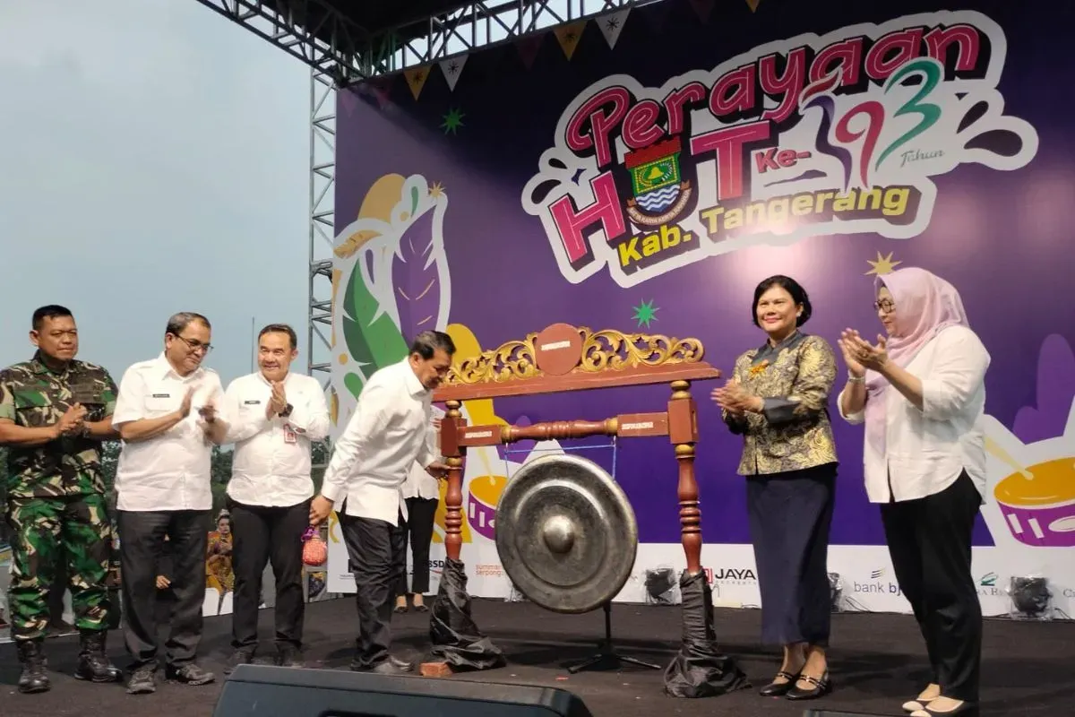 Bupati Tangerang, Moch. Maesyal Rasyid memukul gong pembukaan HUT ke-393 Kabupaten Tangerang di Alun-Alun Tigaraksa, Jumat, 10 Oktober 2025. (Sumber: Dok. Pemkab Tangerang)