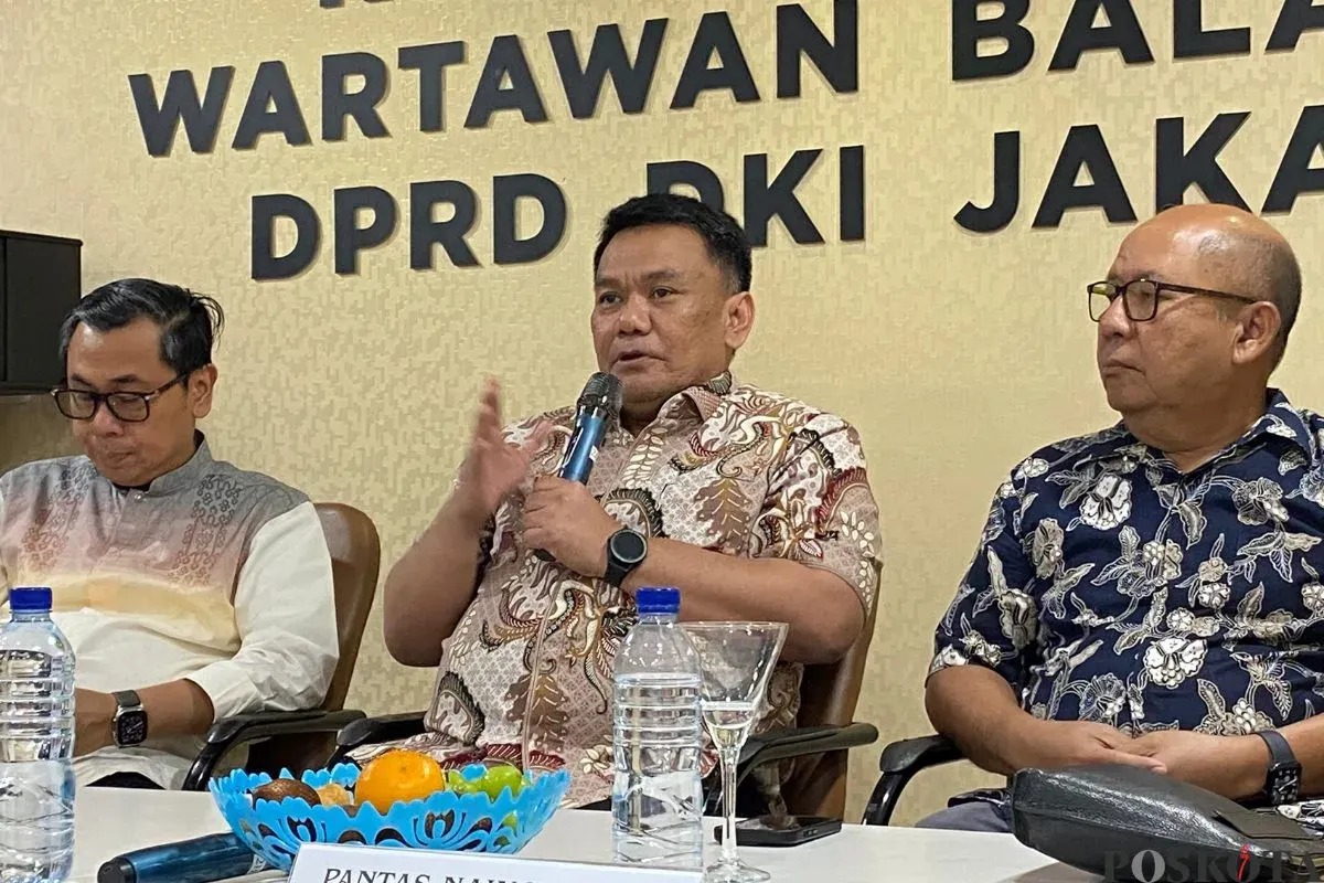 Direktur Utama PT Jakpro, Iwan Takwin saat menyampaikan pernyataan kepada awak media di Balai Kota Jakarta, Jumat, 10 Oktober 2025. (Sumber: Poskota/M. Tegar Jihad)