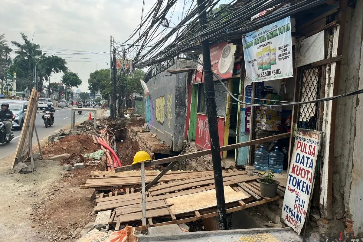 Kondisi tiang miring hingga kabel listrik semerawut di sepanjang Jalan Saharjo, Tebet, Jakarta Selatan, Jumat, 10 Oktober 2025. (Sumber: Poskota/Pandi Ramedhan)